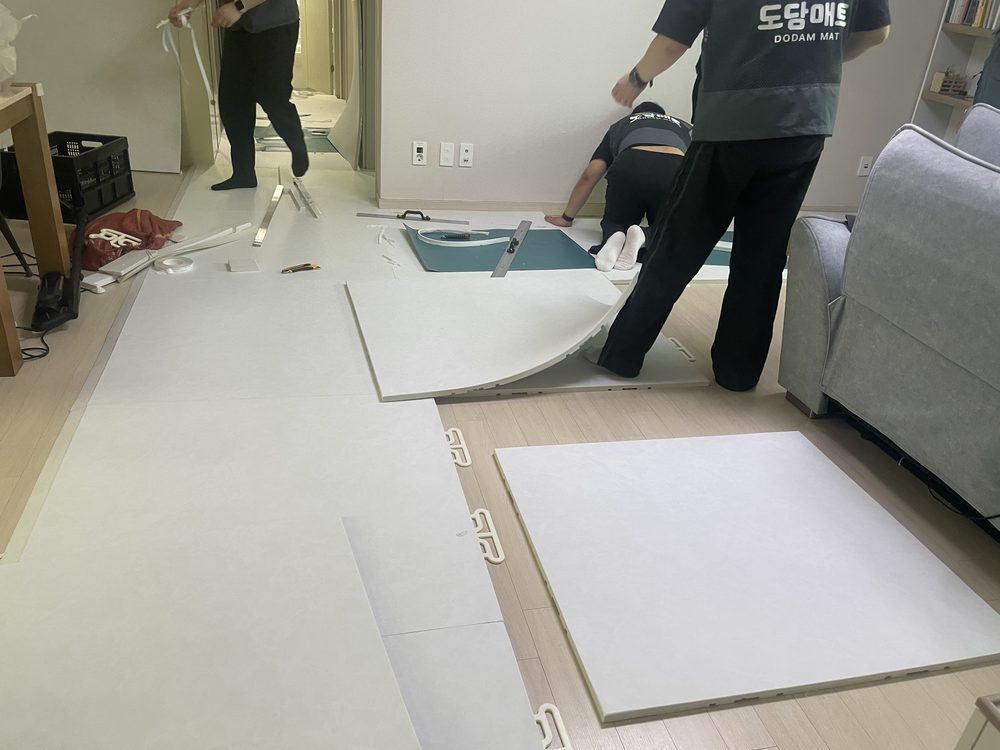 현장에 자재를 펼쳐두고 재단하는 시공 현장