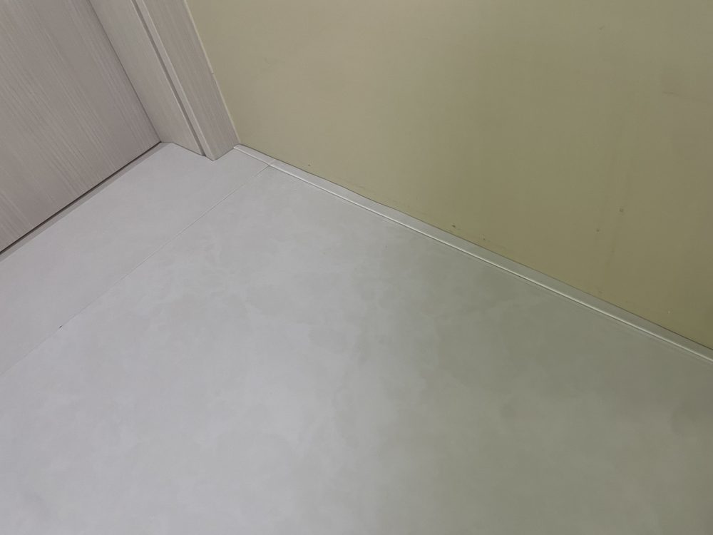 벽면 몰딩까지 벌어짐 없이 마감된 이음새 클로즈업
